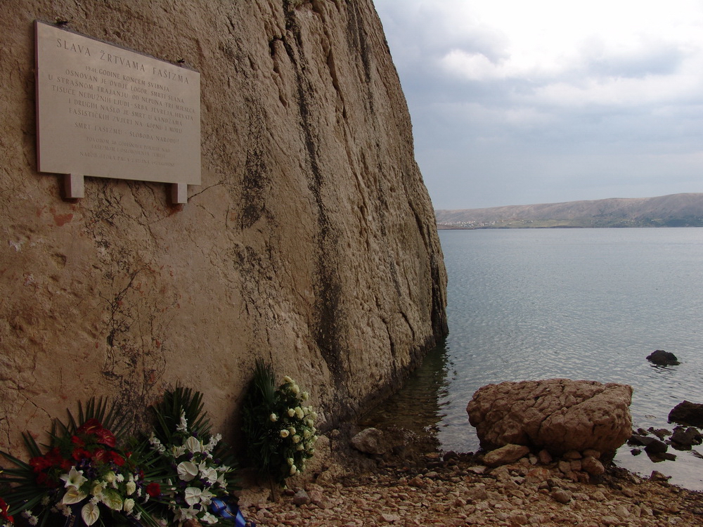 Спомен плоча на мјесту усташког логора у ували Слана постављена 26.6.2010. - уништена три дана касније.